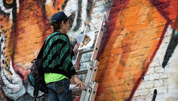Художник Эндрю Гайя Пизакане разрисовывает сквер во Владивостоке