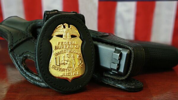 Жетон и табельный пистолет сотрудника ФБР, архивное фото