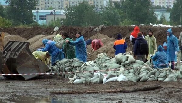 Волонтеры под дождем строили дамбу для спасения Хабаровска и пели Катюшу