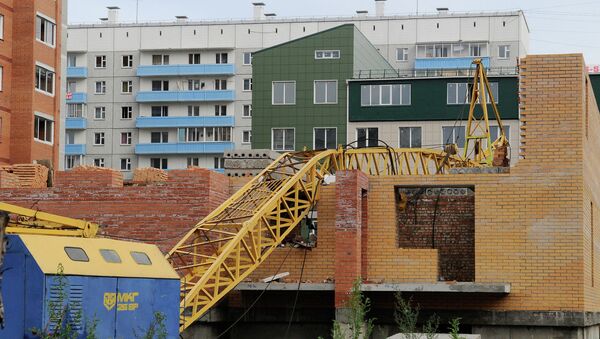 Кран рухнул на стройке в Красноярске