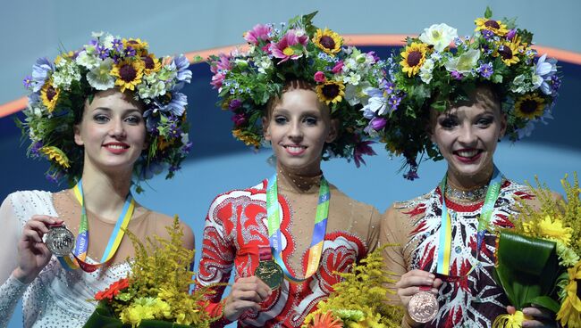 Ганна Ризатдинова, Яна Кудрявцева и Мелитина Станюта (слева направо)