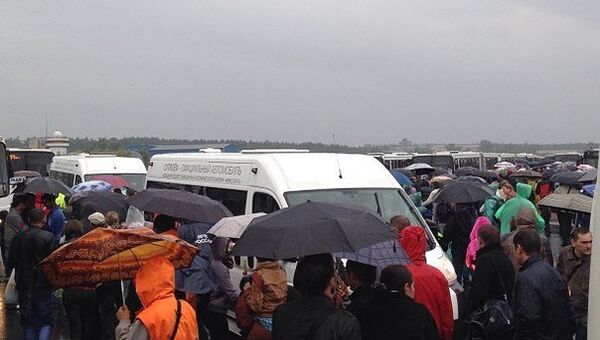Гости авиасалона МАКС штурмовали маршрутки под проливным дождем