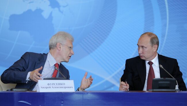 Владимир Путин и Андрей Фурсенко во время встречи с преподавателями и студентами ДВФУ