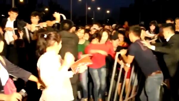Толпа взяла штурмом сцену и устроила погром во время концерта в Алма-Ате
