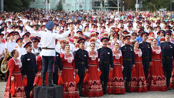 Сводный казачий хор в составе более 3,5 тысячи человек в Новочеркасске