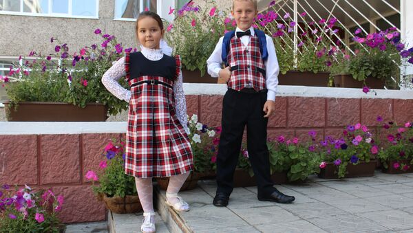 Первоклассники томский гимназии в школьной одежде. Архивное фото