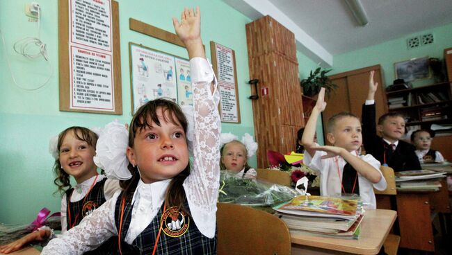 Первоклассники на уроке. Архивное фото