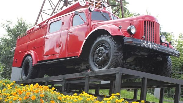 Памятник пожарному автомобилю появился в Красноярске