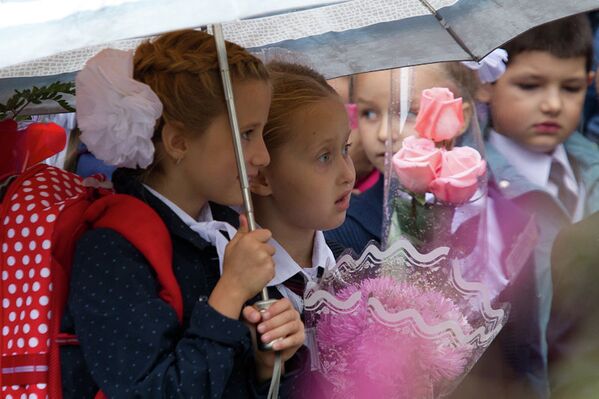 Начало учебного года в Томске: банты, цветы и эмоции