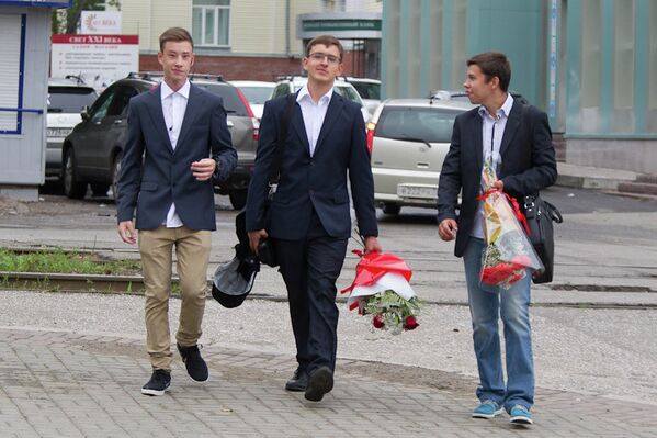 Начало учебного года в Томске: банты, цветы и эмоции