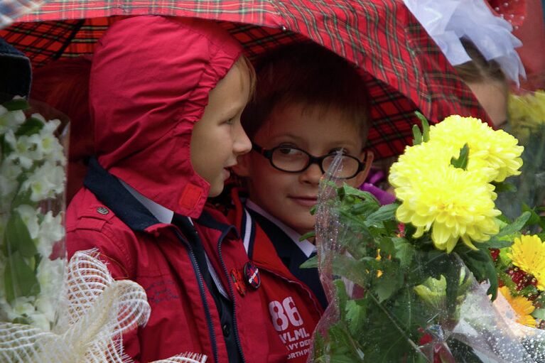 Начало учебного года в Томске: банты, цветы и эмоции