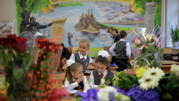 Ученицы четвертого класса на первом уроке нового учебного года в одной из школ Новосибирска