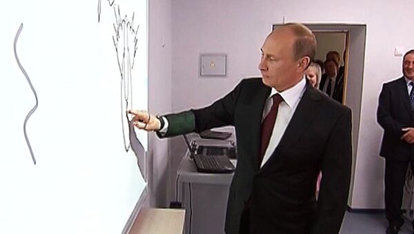 Путин пальцем нарисовал кошку на доске в курганской