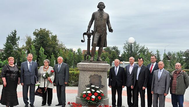 Торжественное открытие памятника П.И. Рычкову в сквере перед третьим учебным корпусом ОГУ