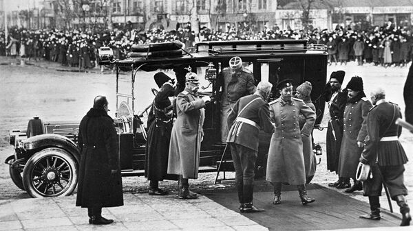 Император Николай II прибыл в Петербург для участия в праздновании 300-летия Дома Романовых. 1913