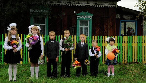 Во дворе сельской школы Красноярского края, архивное фото.