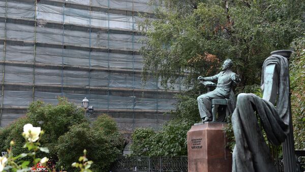 Памятник композитору П.И. Чайковскому на Большой Никитской перед зданием московской консерватории