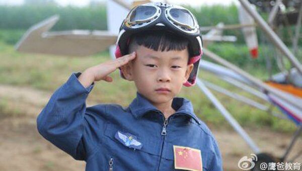 Пятилетний китайский мальчик Хэ Идэ стал самым юным авиапилотом