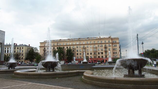 Фонтан у Российской национальной библиотеки в Петербурге