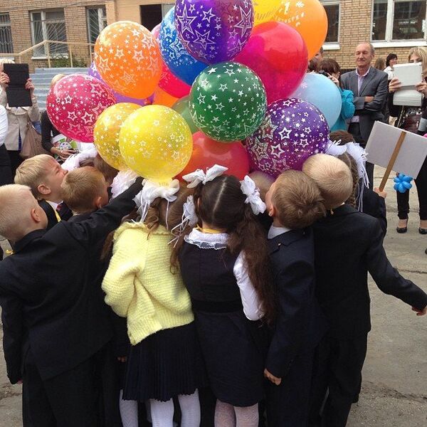 Первоклашки запускают воздушные шары на праздничной линейке. Город Раменское, школа №21