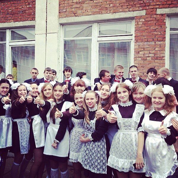 Школьники на линейке в школе №21 в городе Альметьевск, Татарстан