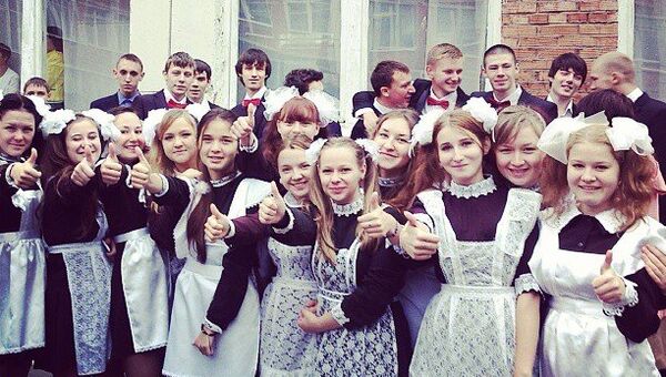 Школьники на линейке в школе №21 в городе Альметьевск, Татарстан. Архивное фото