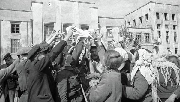Жители Брянска ликуют в день освобождения их города.