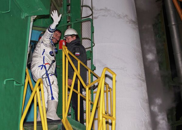 Посадка космонавта Павла Виноградова в корабль Союз-ТМА-08М перед стартом