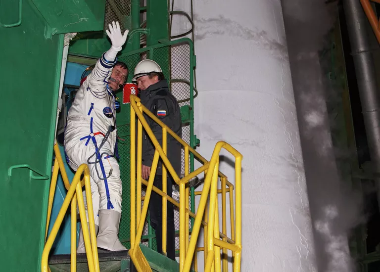 Посадка космонавта Павла Виноградова в корабль Союз-ТМА-08М перед стартом Посадка космонавта Павла Виноградова в корабль Союз-ТМА-08М перед стартом