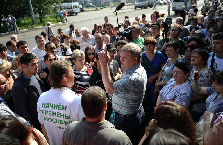 Кандидат в мэры Москвы С.Митрохин посетил Выхинский рынок