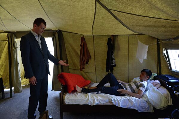 Михаил Дегтярев посетил лагерь для нелегальных мигрантов