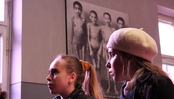 Сестры-близнецы Каратыгины в в музее концлагеря Освенцим