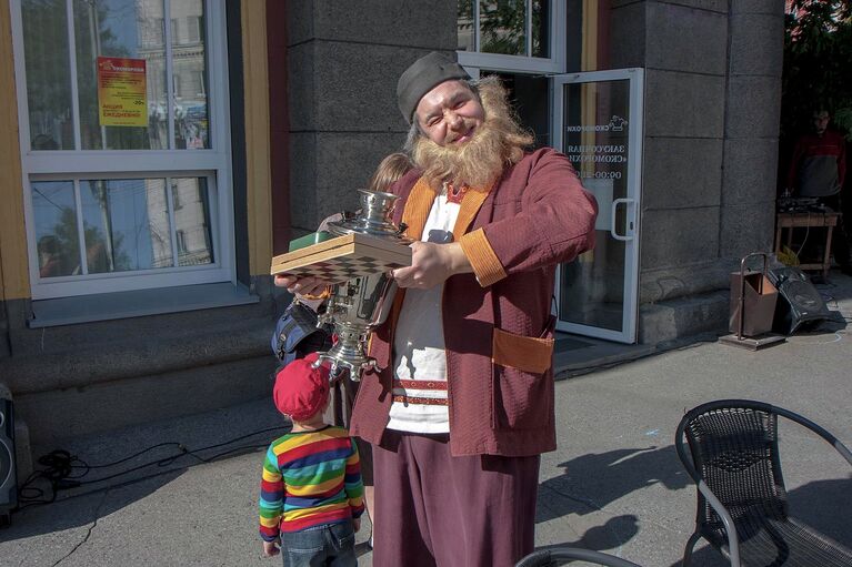 Писатели-классики сыграли в шахматы и карты в центре Новосибирска