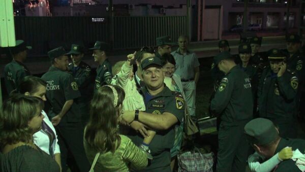 Вернувшиеся из Приамурья спасатели обнимали детей и уворачивались от журналистов