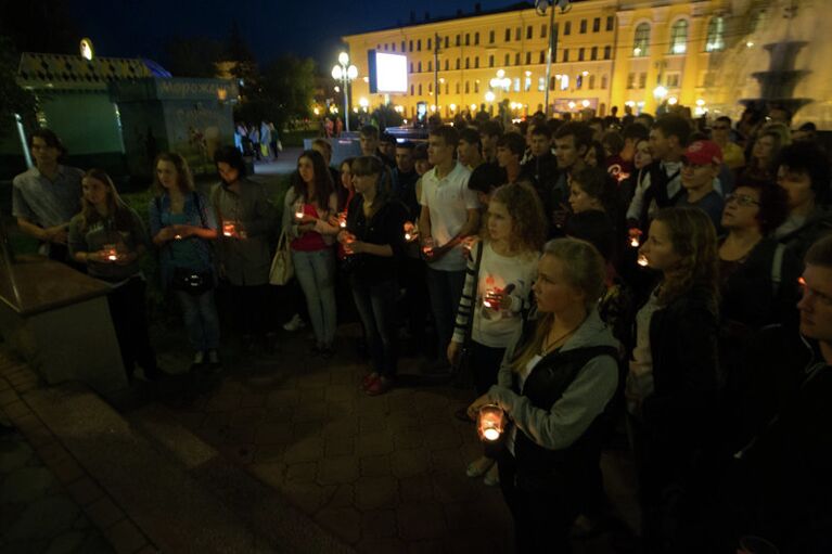 Томичи зажгли около 200 свечей в память о жертвах терактов