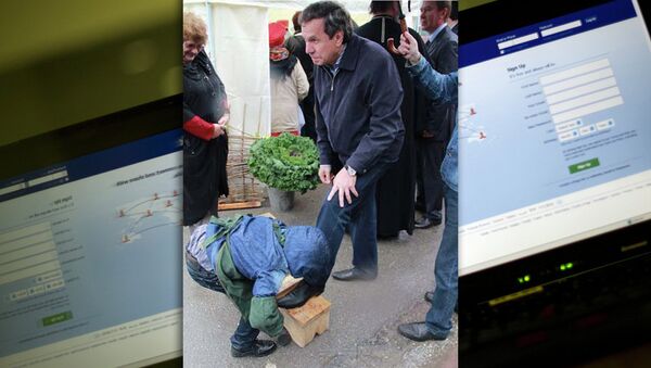 Юный чистильщик обуви на праздничной ярмарке почистил ботинок мэру Новосибирска Владимиру Городецкому