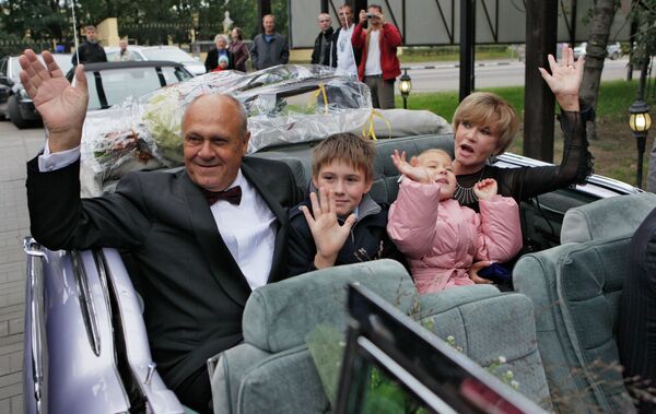 Владимир Меньшов с супругой Верой Алентовой и внуками Андреем и Таисией
