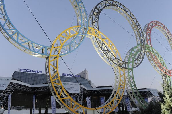 Вид на здание аэропорта и Олимпийские кольца в Сочи