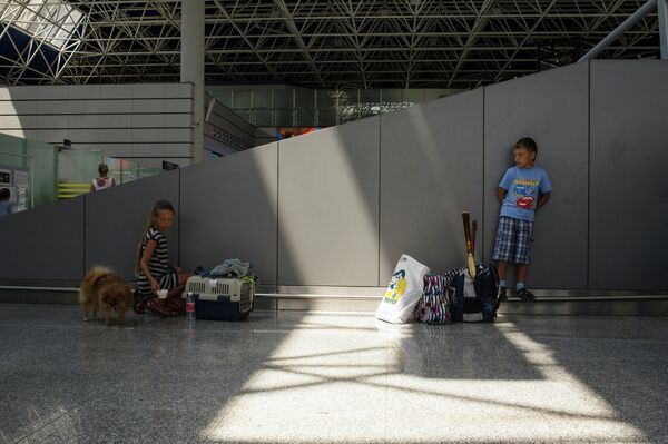 Пассажиры в аэропорту города Сочи
