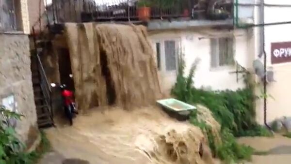 Потоки грязной воды текли через дома по улицам Сочи после ливня