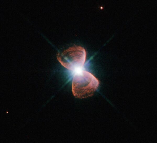 Биполярная планетарная туманность Hubble 12 на снимке телескопа Хаббл