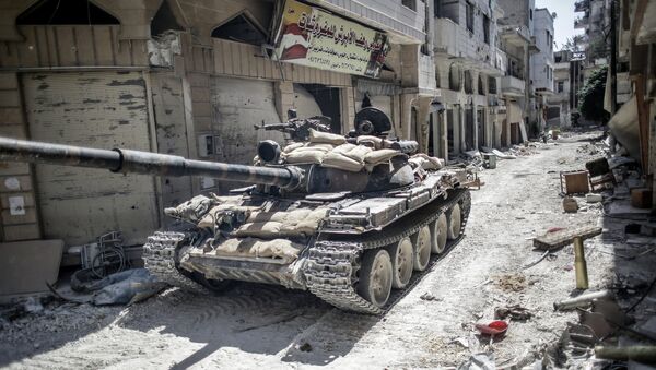 Танк на одной из улиц Хомса. Архивное фото