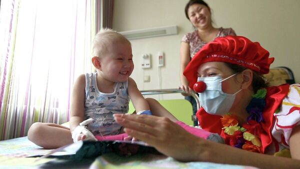 Красный нос, игра и смех: как больничные клоуны скрашивают будни детей