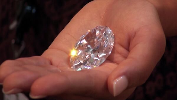 Самый крупный в мире бриллиант размером с яйцо показали в Нью-Йорке