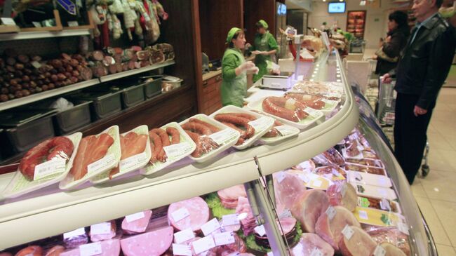 В отделе мясной продукции одного из магазинов. Архивное фото