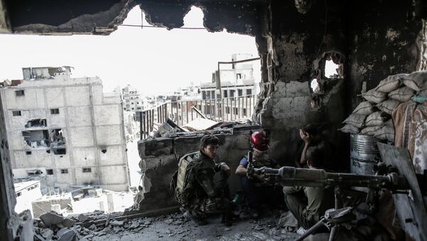 Военнослужащие правительственных войск неподалеку от позиций боевиков в центре Хомса. Архивное фото