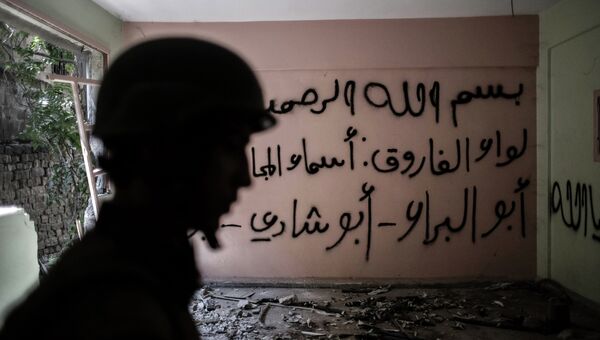 Военнослужащий правительственных войск в одном из домов в центре Хомса. Архивное фото