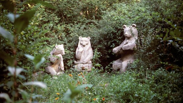 Скульптуры из дерева Семья медведей в лесопарке Берендеевка