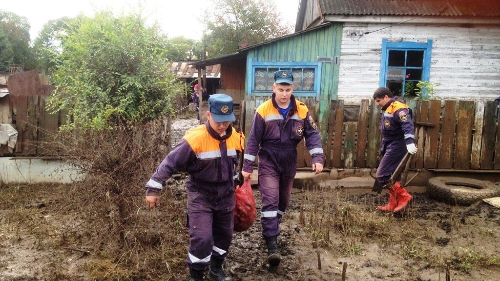 Сотрудники ФГКУ СПСЧ ФПС по Московской области в селе Амурзет в ЕАО - РИА Новости, 1920, 17.08.2020