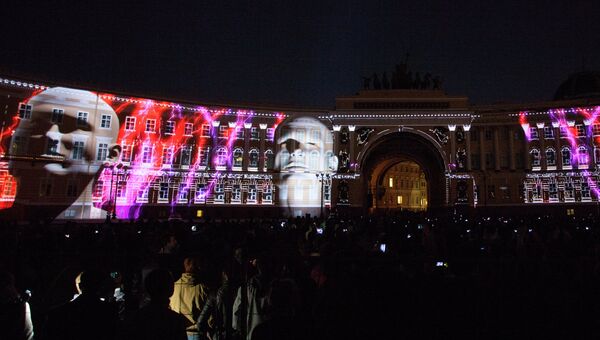 Ночь фотографии на Дворцовой площади в рамках недели фотографии в Санкт-Петербурге. 3D-видеомэппинг-шоу, посвященное сериям фотографий Русское настоящее